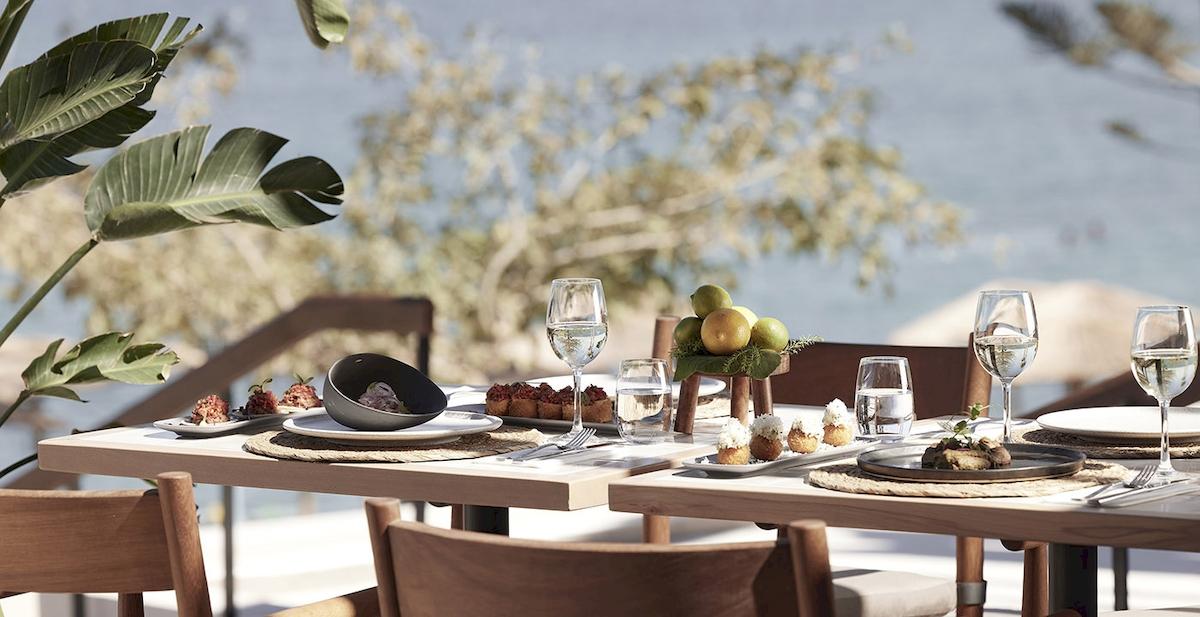Außentisch mit Essen und Getränken auf der Terrasse des Helea Lifestyle Beach Resort.