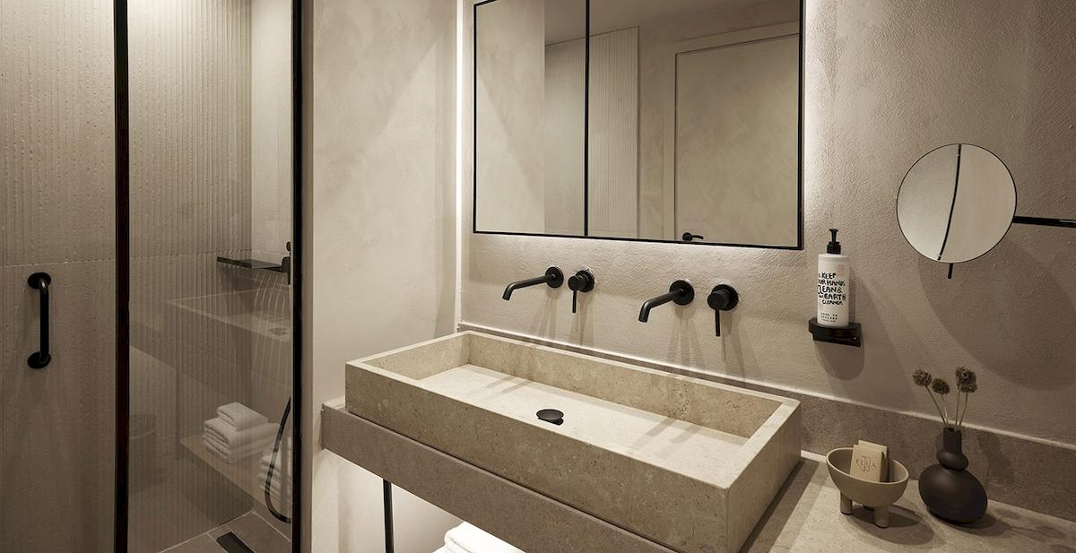 Badezimmer im Helea Lifestyle Beach Resort mit einer großen Waschbecken, Spiegel und Handtuchhalter