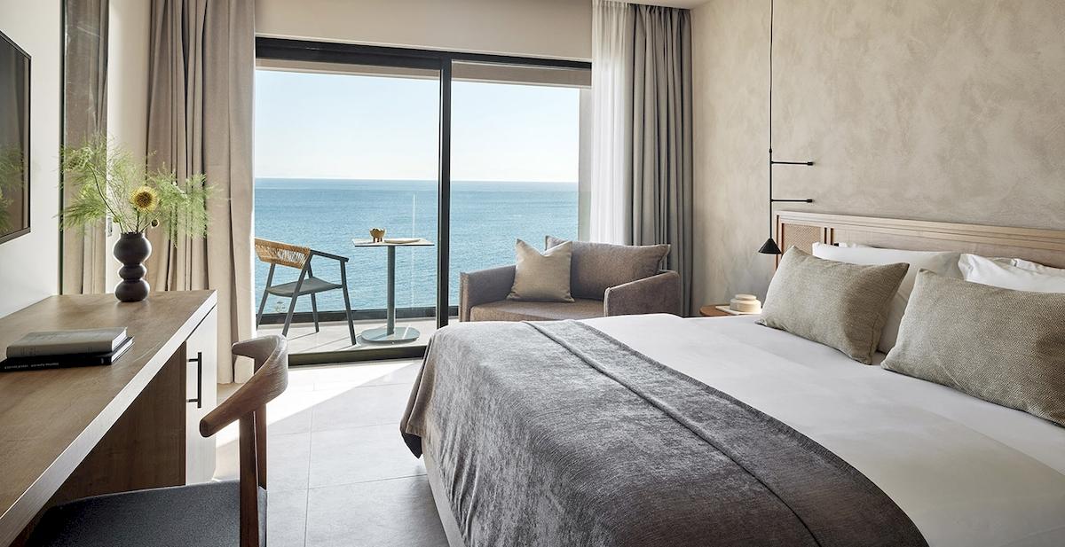 Helea Lifestyle Beach Resort Zimmer mit Meerblick, Bett, Schreibtisch und Terrasse.