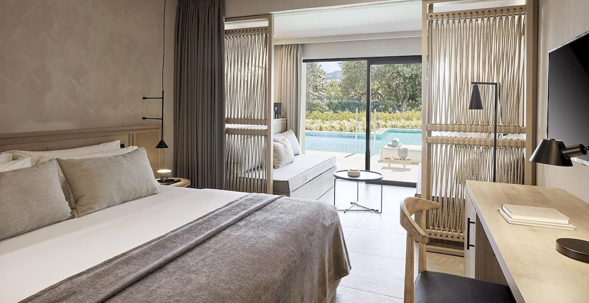 Hotelzimmer im Helea Lifestyle Beach Resort mit Bett, Sofa, Schreibtisch und Swimmingpool