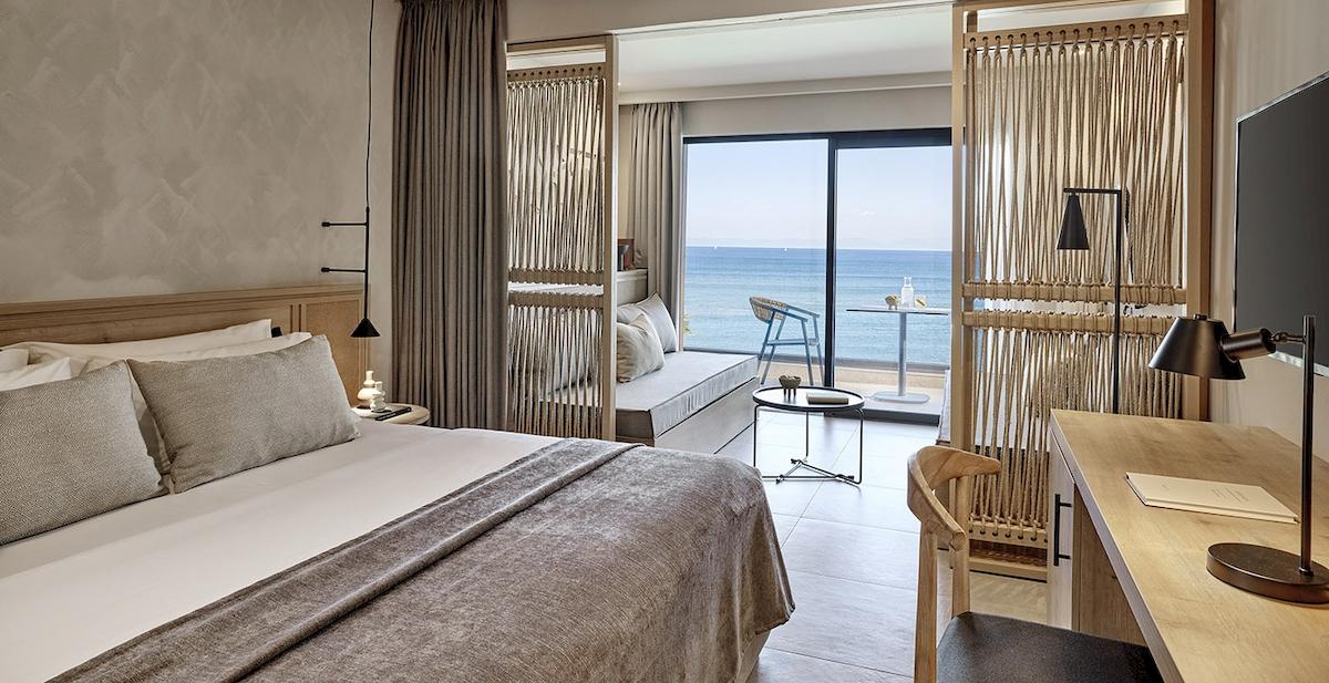 Doppelbettzimmer im Helea Lifestyle Beach Resort mit Meerblick, modernen Möbeln und einem großen Fenster.