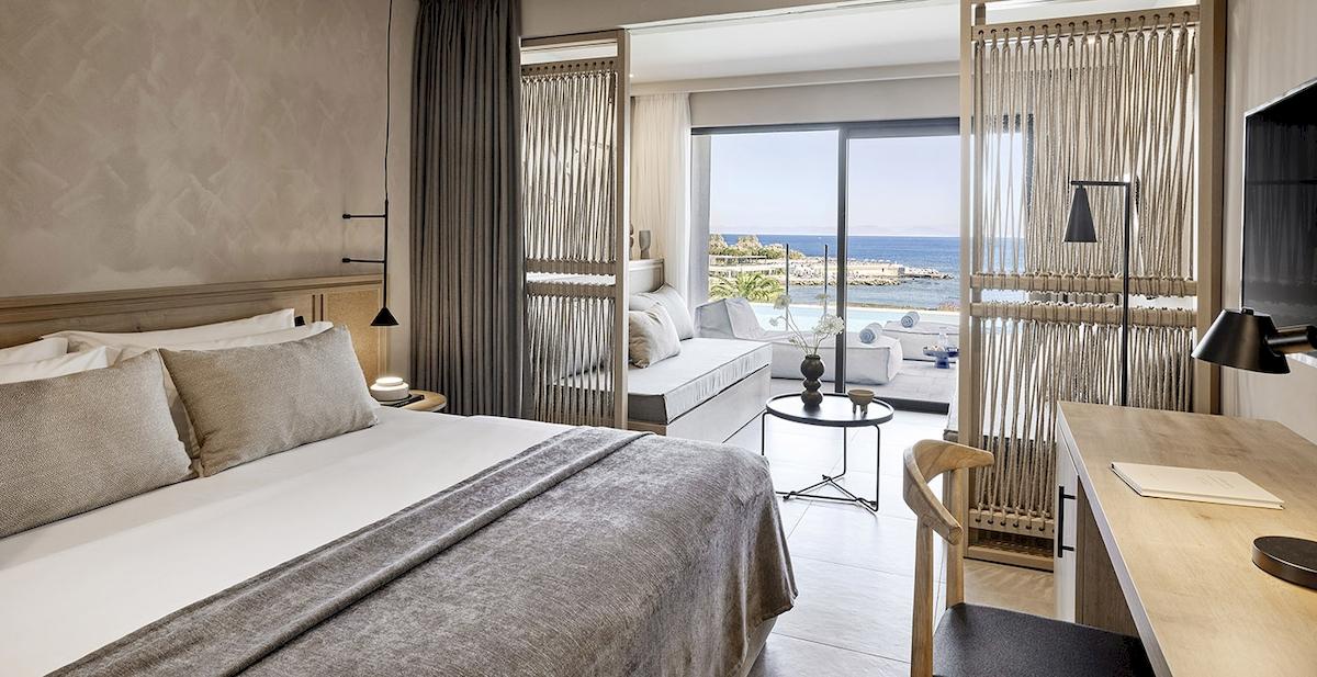 Innenansicht eines Zimmers im Helea Lifestyle Beach Resort mit Blick auf das Meer