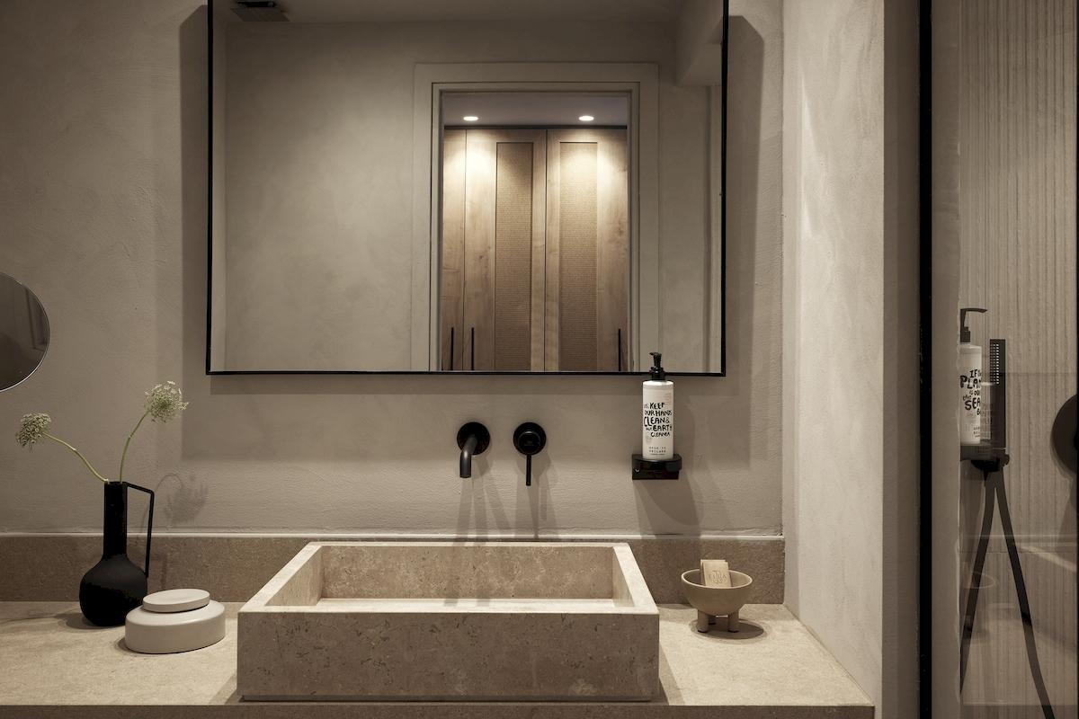 Badezimmer mit Waschbecken, Spiegel und Badezimmerzubehör im Helea Lifestyle Beach Resort