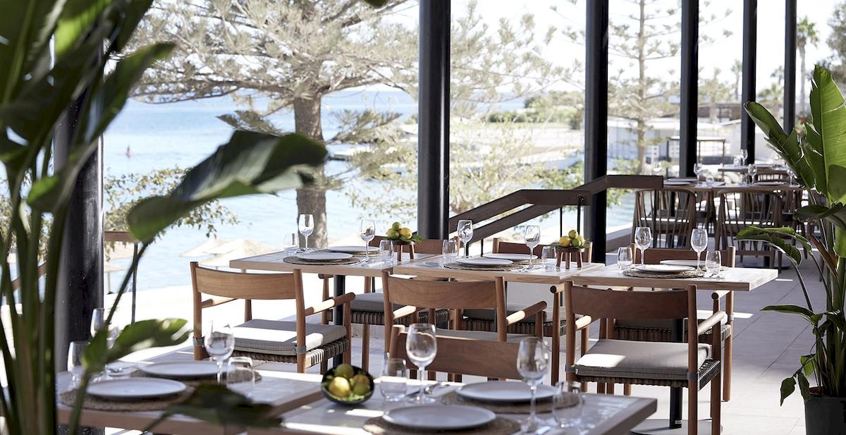 Terrasse mit Tischen und Stühlen im Freien, Blick auf das Meer, Helea Lifestyle Beach Resort