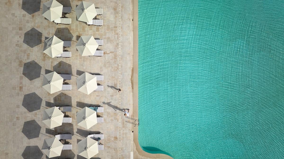 Obersicht des Pools und der Liegen im Helea Lifestyle Beach Resort.