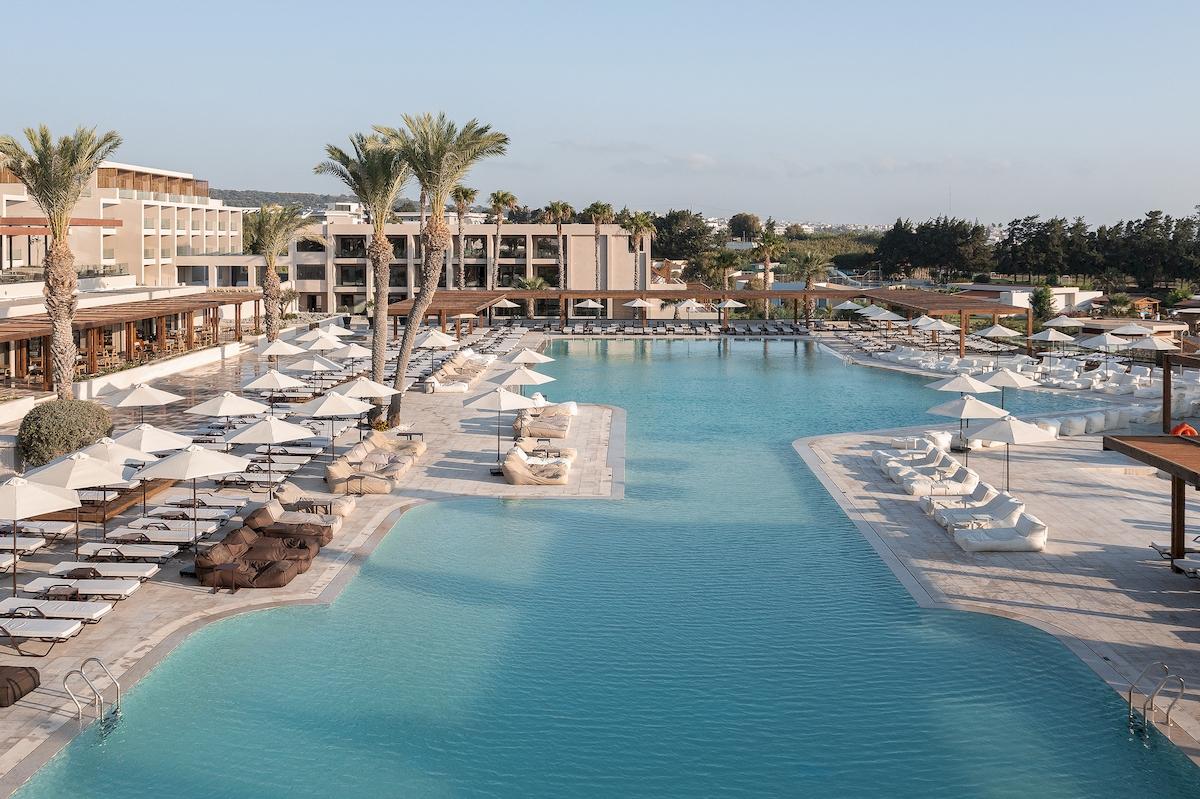 Helea Lifestyle Beach Resort Poolbereich mit vielen Liegen und Sonnenschirmen.