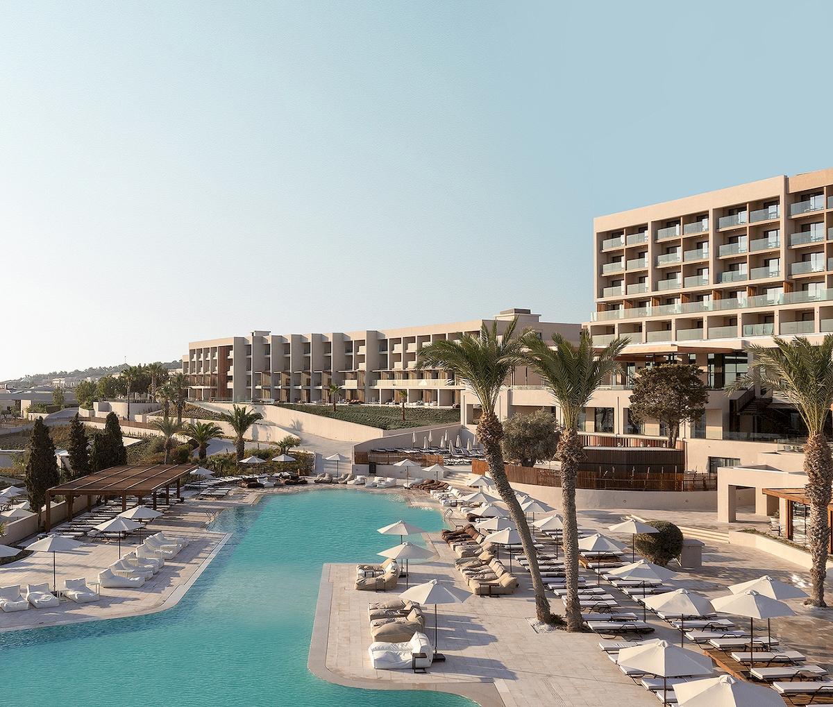 Außenansicht des Helea Lifestyle Beach Resorts mit Pool, Liegen und Palmen