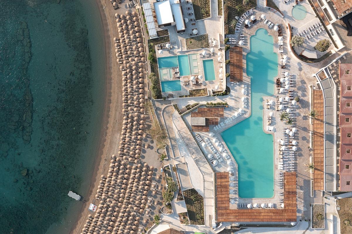 Luftaufnahme des Helea Lifestyle Beach Resorts mit Pools und Strand