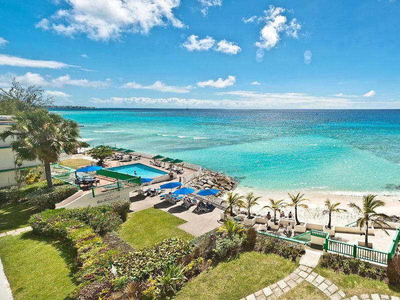 Strandblick des Rostrevor Hotels mit Swimmingpool und Sonnenliegen.
