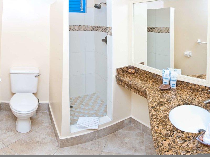 Badezimmer im Rostrevor Hotel mit Dusche, Toilette und Waschbecken.