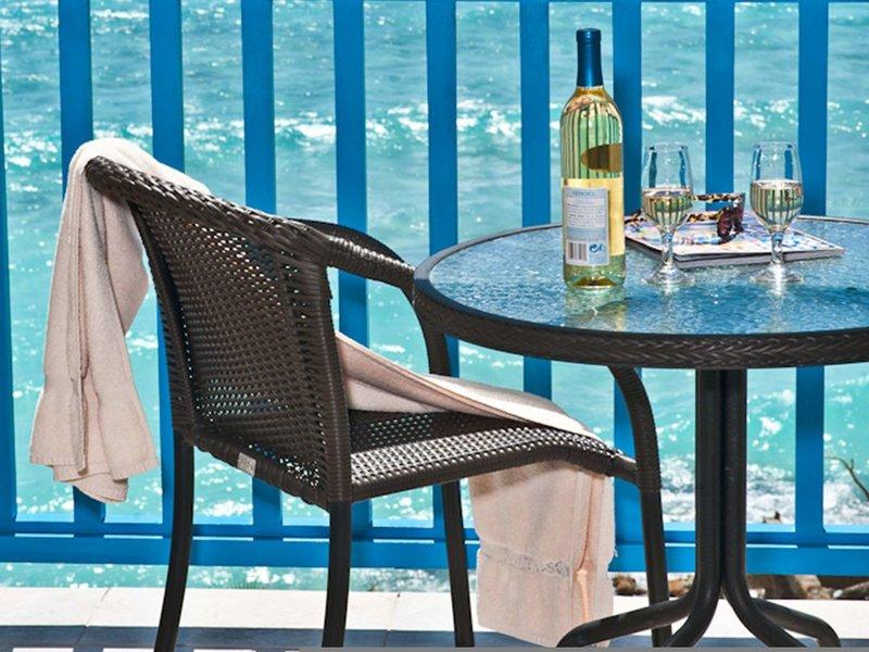 Terrasse des Rostrevor Hotels mit Blick auf das Meer und einem Tisch mit Weinflasche und zwei Gläsern.