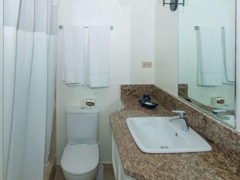 Badezimmer des Rostrevor Hotels mit Toilette, Waschbecken und Spiegel