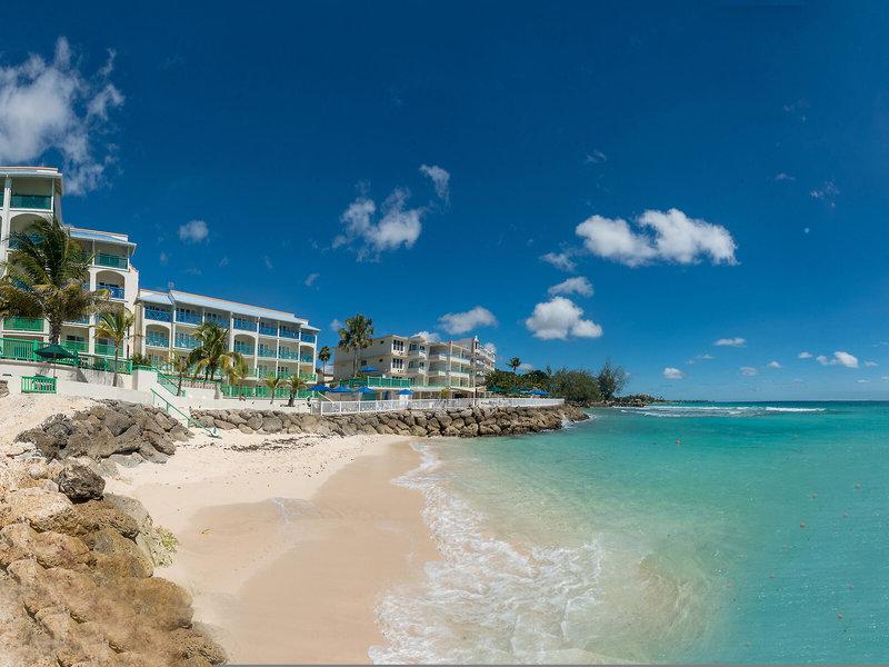 Foto vom Rostrevor Hotel am Strand mit blauem Himmel und weißen Wolken