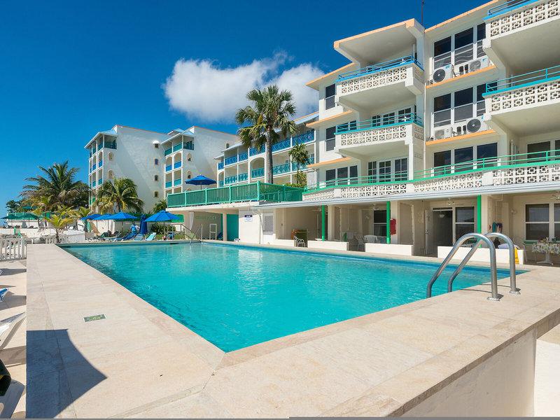 Poolbereich des Rostrevor Hotels mit blauem Wasser und weißen Gebäuden