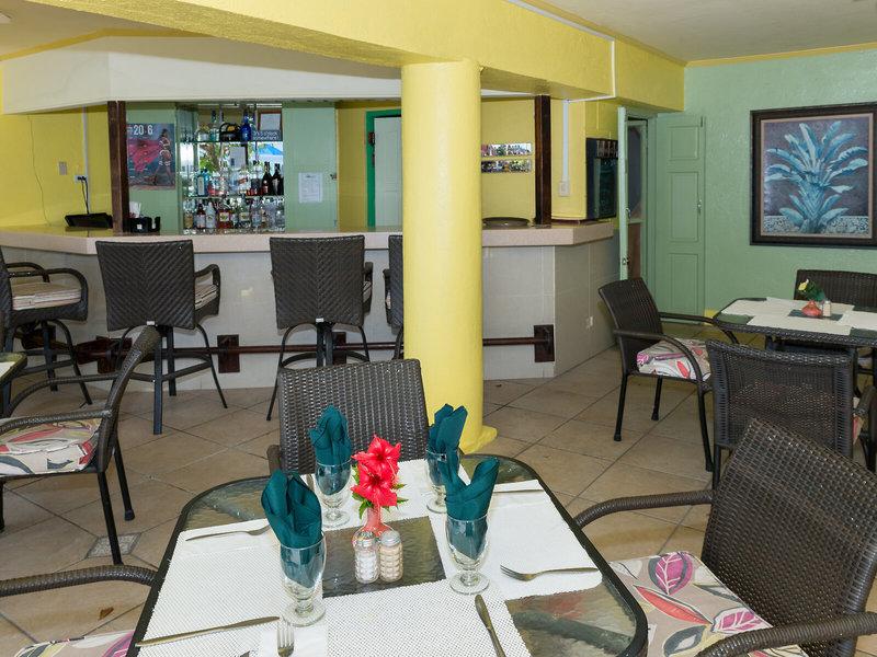 Innenansicht des Restaurants im Rostrevor Hotel mit Bar, Tischen und Stühlen.