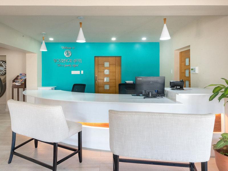 Empfangsbereich des Rostrevor Hotels mit blauer Wand und Schreibtisch