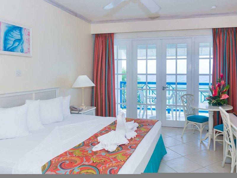 Innenansicht eines Hotelzimmers im Rostrevor Hotel mit Blick auf das Meer.