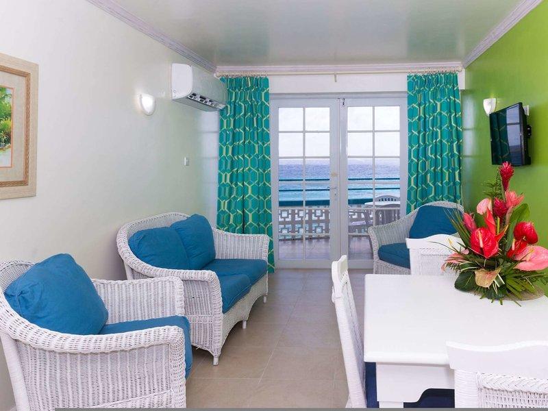 Wohnzimmer des Rostrevor Hotels mit Blick auf das Meer von der Terrasse