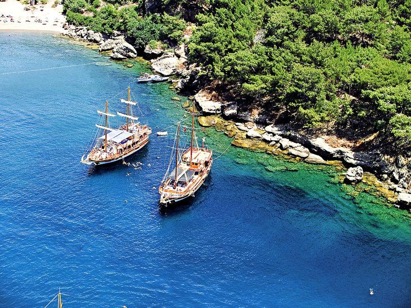 Luftaufnahme von Segelbooten am Strand des Kirman Leodikya Resort