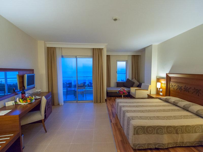 Hotelzimmer mit Aussicht auf das Meer im Kirman Leodikya Resort