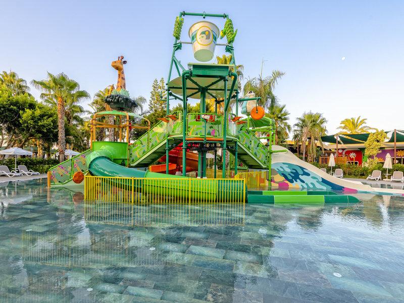 Wasserpark im Kirman Leodikya Resort mit bunten Rutschen und Wasserspielen.