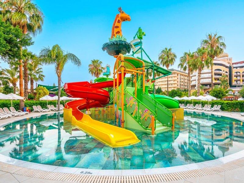 Wasserpark im Kirman Leodikya Resort mit bunten Rutschen und Liegestühlen