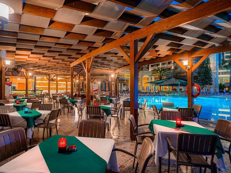 Innenbereich des Restaurants im Kirman Leodikya Resort Hotel mit Blick auf den Swimmingpool.