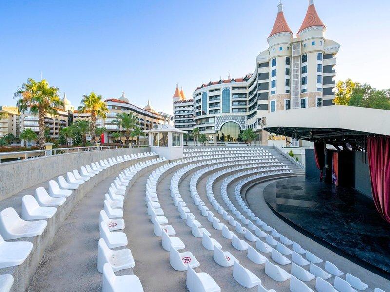 Freilufttheater mit weißen Sitzen vor dem Kirman Leodikya Resort Hotel