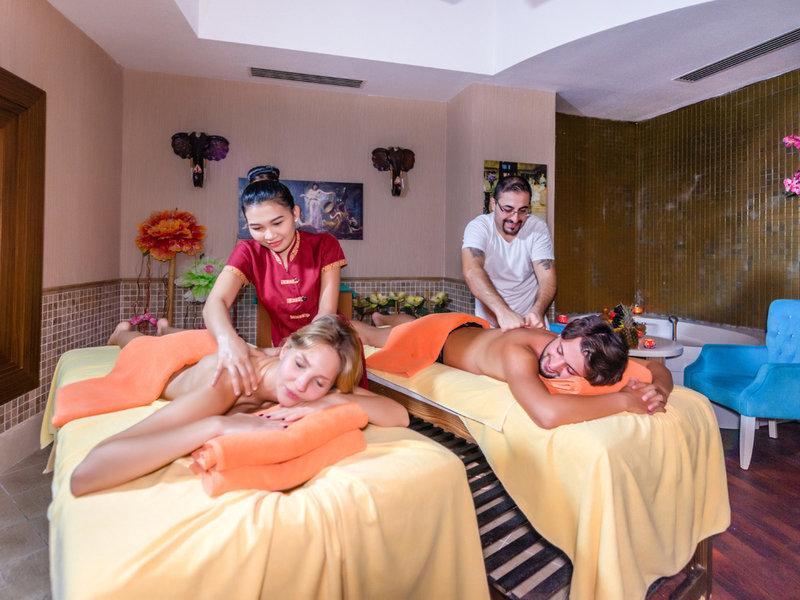 Massagebehandlung im Hotel Kirman Leodikya Resort mit zwei Gästen und einem massierenden Mitarbeiter.