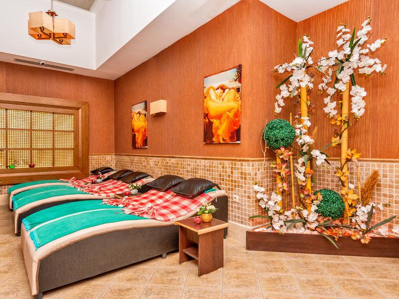 Spa-Behandlungsraum im Kirman Leodikya Resort mit Liegen und Pflanzendekoration.
