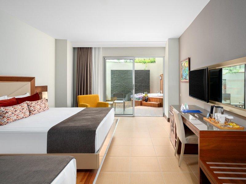 Zimmer im Kirman Leodikya Resort mit zwei Betten, Dekor und Whirlpool