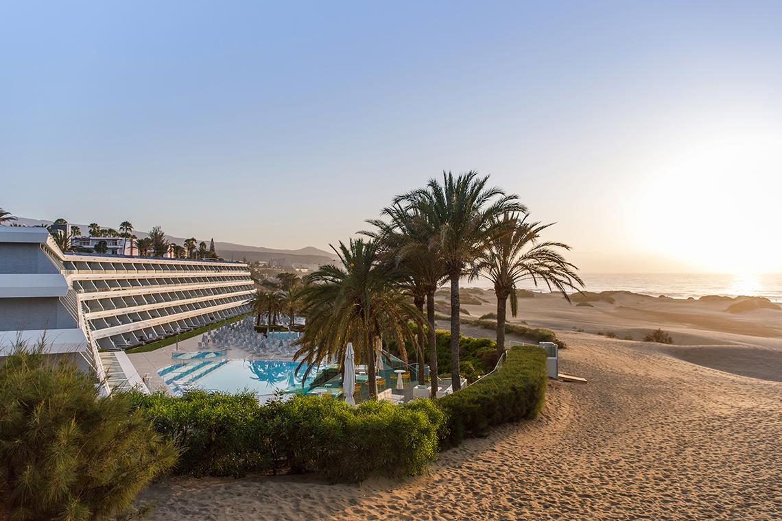 Santa Monica Suites Hotel am Strand mit Swimmingpool und Sonnenuntergang im Hintergrund
