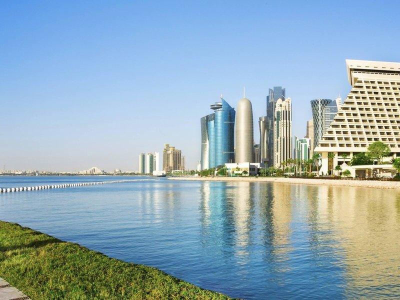 Luftaufnahme von Dohas Skyline mit dem Sheraton Doha Resort Convention Hotel