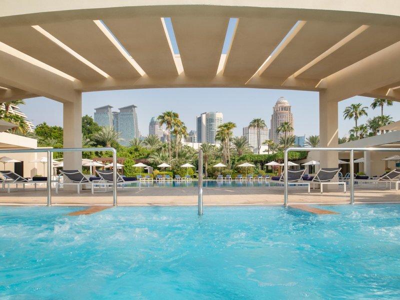 Poolbereich des Sheraton Doha Resort Convention Hotel mit Blick auf die Stadt