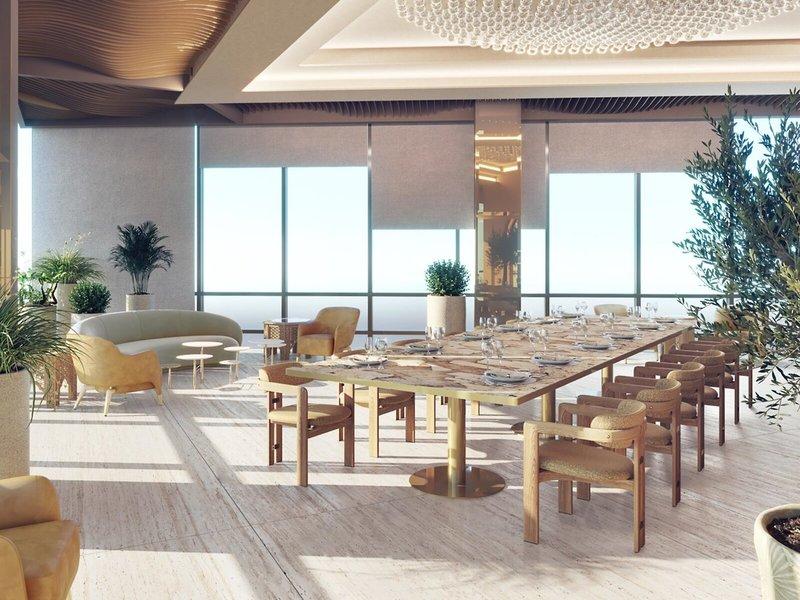 Innenbereich des Sheraton Doha Resort Convention Hotel mit langem Esstisch, Holzstühlen und Pflanzen.