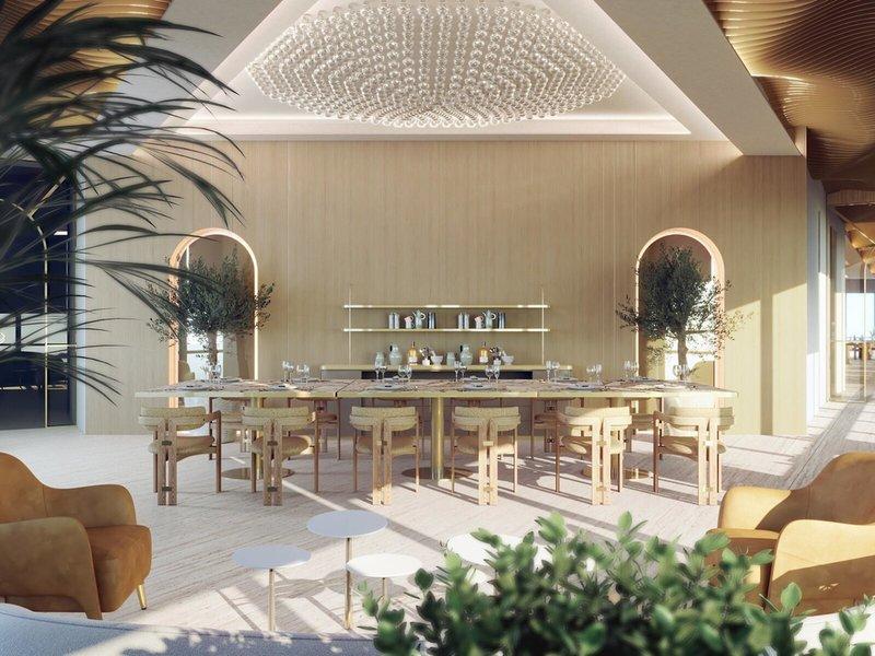 Innenbereich des Sheraton Doha Resort Convention Hotel mit langem Esstisch, Holzmöbeln und einer großen Kristallleuchte.