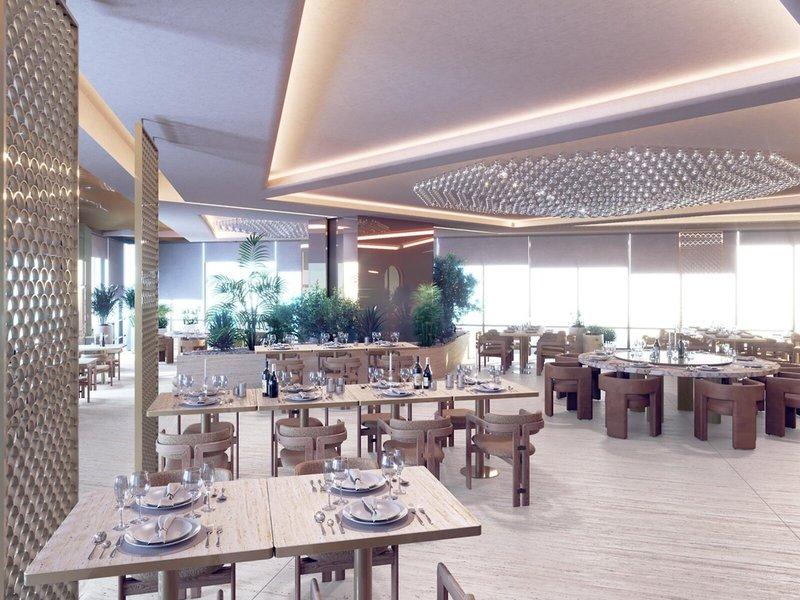 Innenbereich des Sheraton Doha Resort Convention Hotel mit modernen Tischen und Stühlen, einem großen Kronleuchter und Pflanzen.