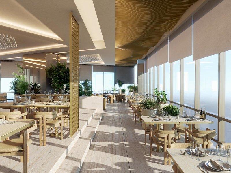 Innenbereich des Sheraton Doha Resort Convention Hotel mit Tischen, Stühlen und Pflanzen.