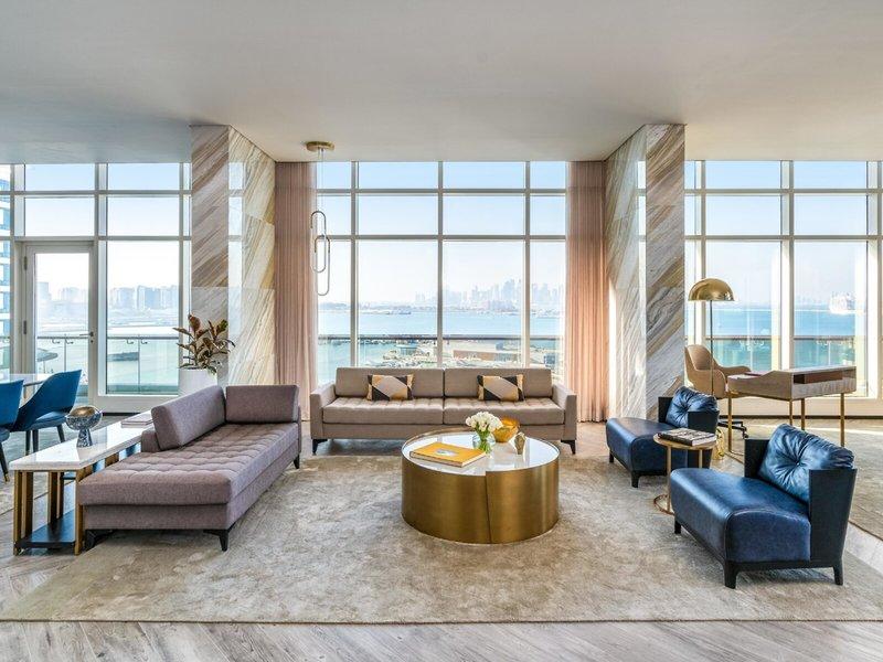Hotel Wohnzimmer mit Meerblick im Rixos Gulf Hotel Doha
