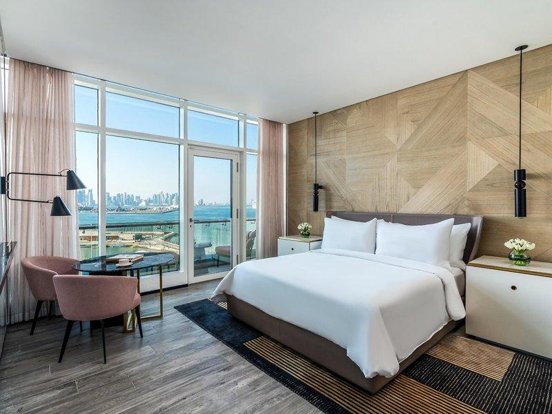 Luxuriöses Zimmer im Rixos Gulf Hotel Doha mit Blick auf die Stadt