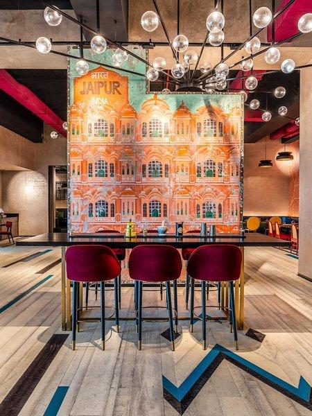 Innenraum des Rixos Gulf Hotel Doha mit Wandgestaltung Jaipur, Indien