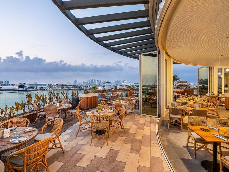 Terrasse des Rixos Gulf Hotel Doha mit Blick auf die Stadt und den Hafen