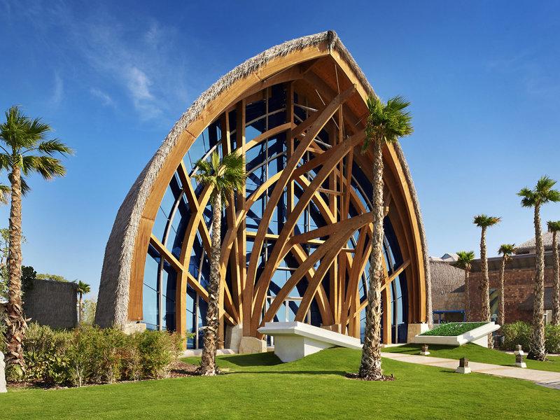 Eingebettet in eine üppige Landschaft präsentiert sich das Banana Island Resort Doha von Anantara.