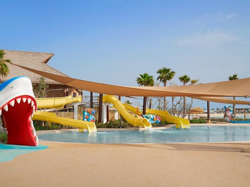 Wasserrutschen im Banana Island Resort Doha by Anantara mit tropischen Dekorationen