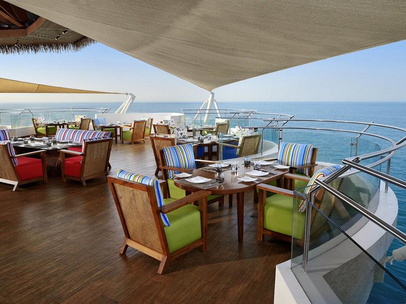 Innenansicht eines Restaurants im Banana Island Resort Doha von Anantara mit Blick auf das Meer.
