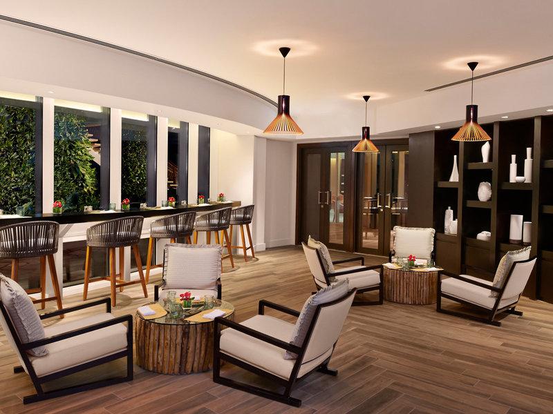 Loungebereich des Banana Island Resorts Doha von Anantara mit Möbeln und Dekoration.