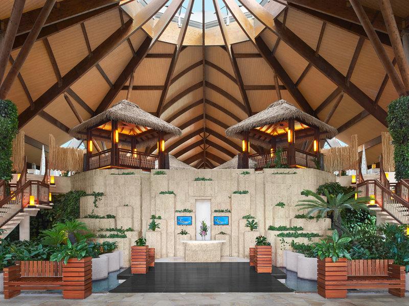 Eingangsbereich des Banana Island Resorts Doha mit Pflanzen und zwei runden Pavillons
