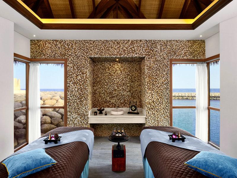 Behandlungsraum im Banana Island Resort Doha von Anantara mit Blick auf das Meer