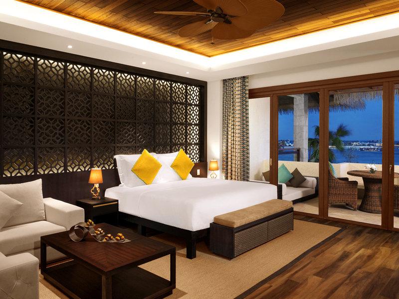 Innenansicht der Suite im Banana Island Resort Doha von Anantara mit Blick auf das Meer.