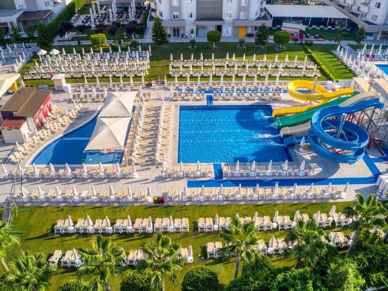 Luftaufnahme des Grand Park Lara Resorts mit Swimmingpool, Wasserrutschen und Sonnenliegen